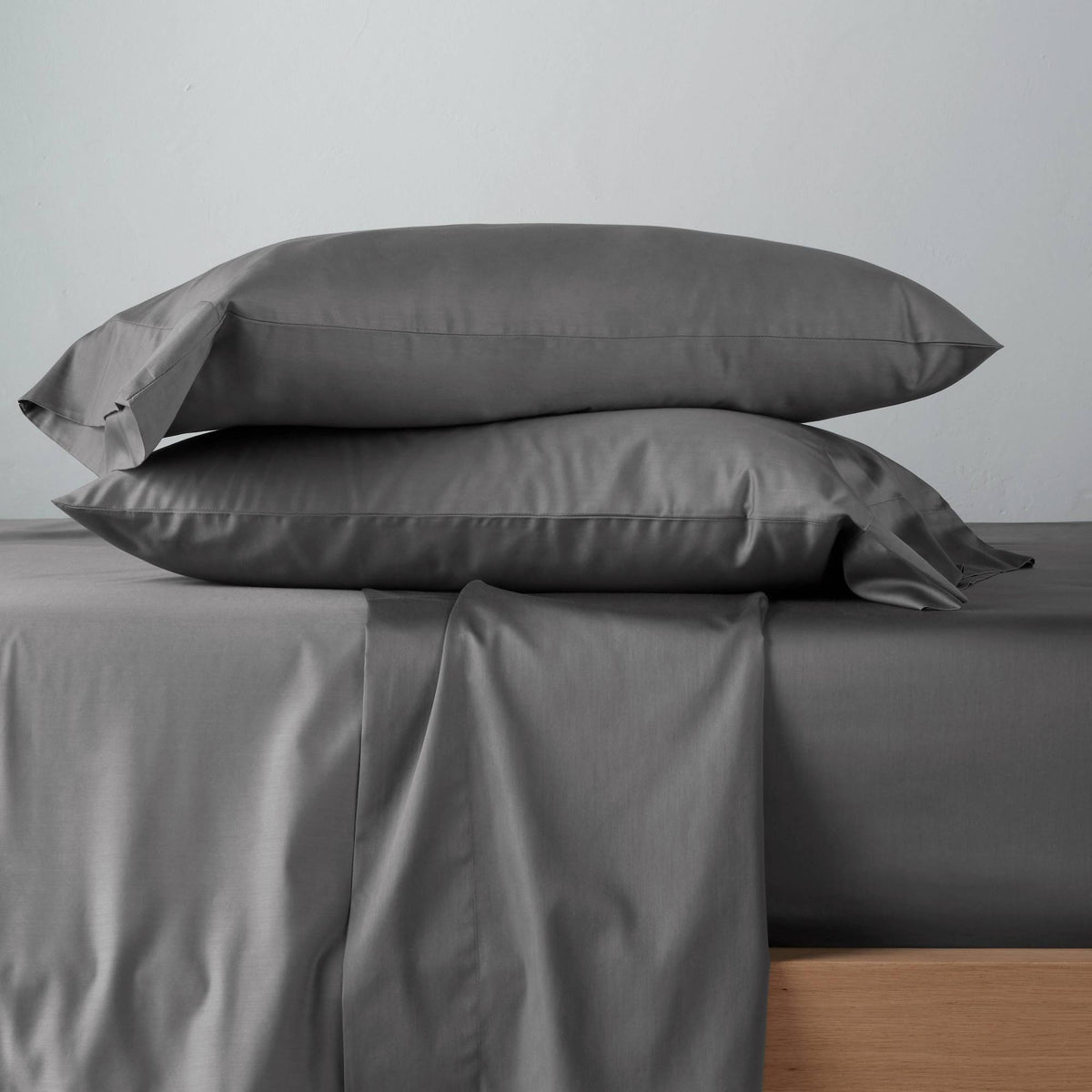 Queen 300 Thread Count Temperature Regulating Solid Sheet Set Dark Gray Z491221