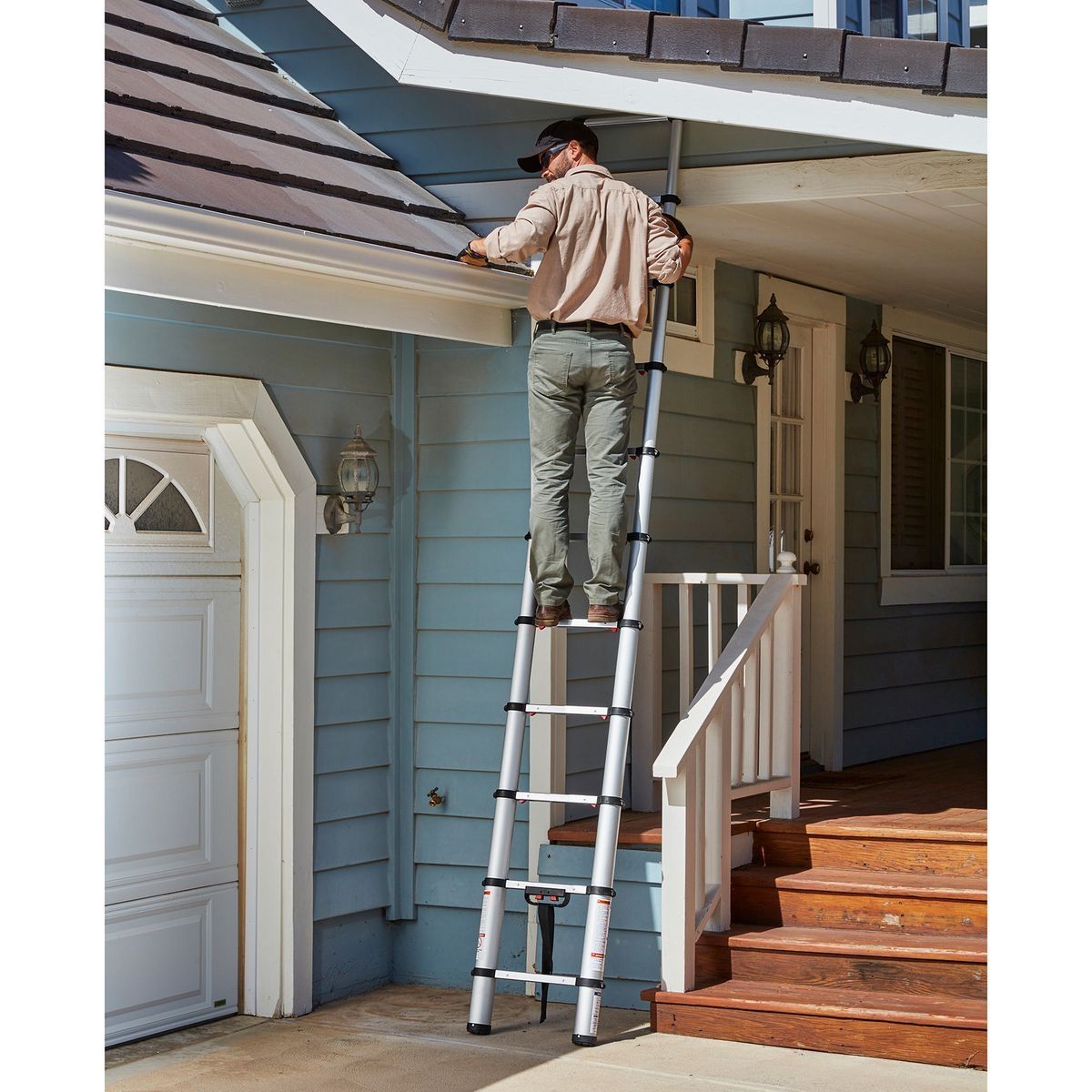 14 ft. 250 lb. Portable Telescoping Ladder O674